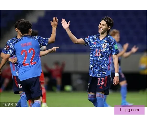 南野拓实为日本队推射破门扩大领先优势 场面激烈球迷欢呼不断